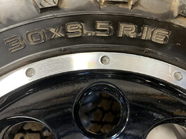 Mahindra Alloy Wheel EFX Tire Size 30 X 9.5 R-16 .jpg